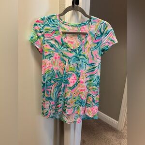Extremely gently used Lilly Pulitzer Etta v neck tee XXS